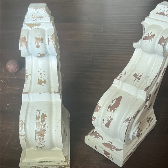 White distressed corbels - Picture 1 of 5